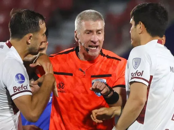 Jugadores de Lanús reclamando penal a favor de la Universidad de Chile