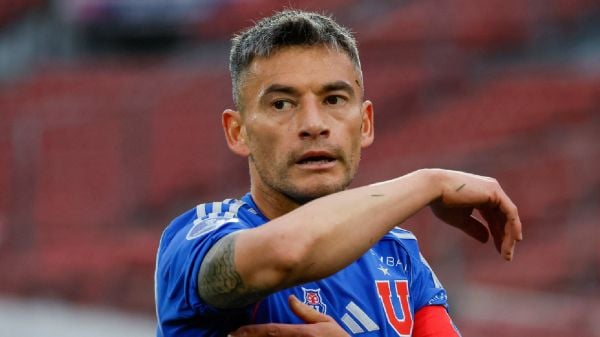 Charles Aránguiz jugando frente a Lanús por semifinales de Copa Sudamericana
