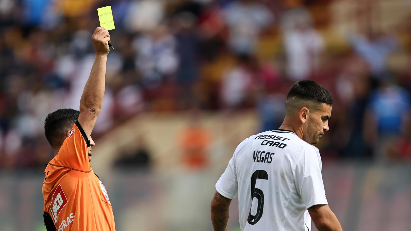 Sebastián Vegas recibiendo una cartulina amarilla