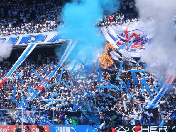 Hinchas de la Universidad Católica en el clásico frente a la Universidad de Chile