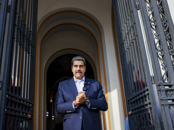 Presidente de Venezuela, Nicolás Maduro, tomándose las manos.