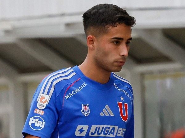 Lucas Assadi lamentándose tras salir de un partido por la Universidad de Chile