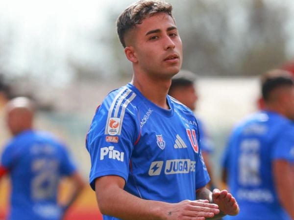 Lucas Assadi celebrando un gol ante Colo Colo