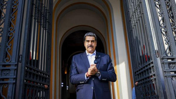 Presidente de Venezuela, Nicolás Maduro, tomándose las manos.