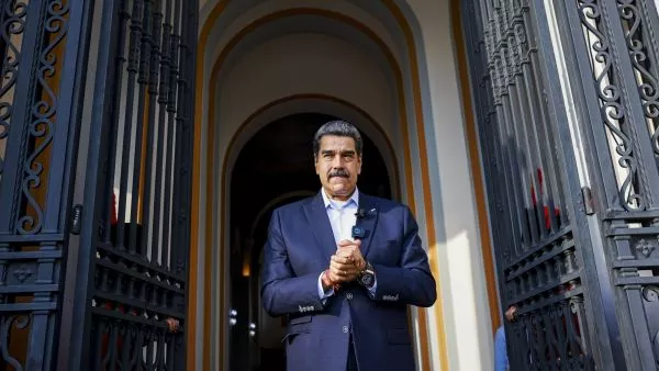 Presidente de Venezuela, Nicolás Maduro, tomándose las manos.