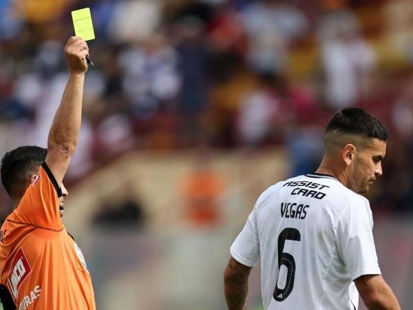 Sebastián Vegas recibiendo una cartulina amarilla