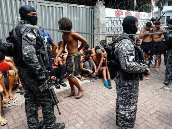 Policías con armas en las calles y detenidos en el suelo.