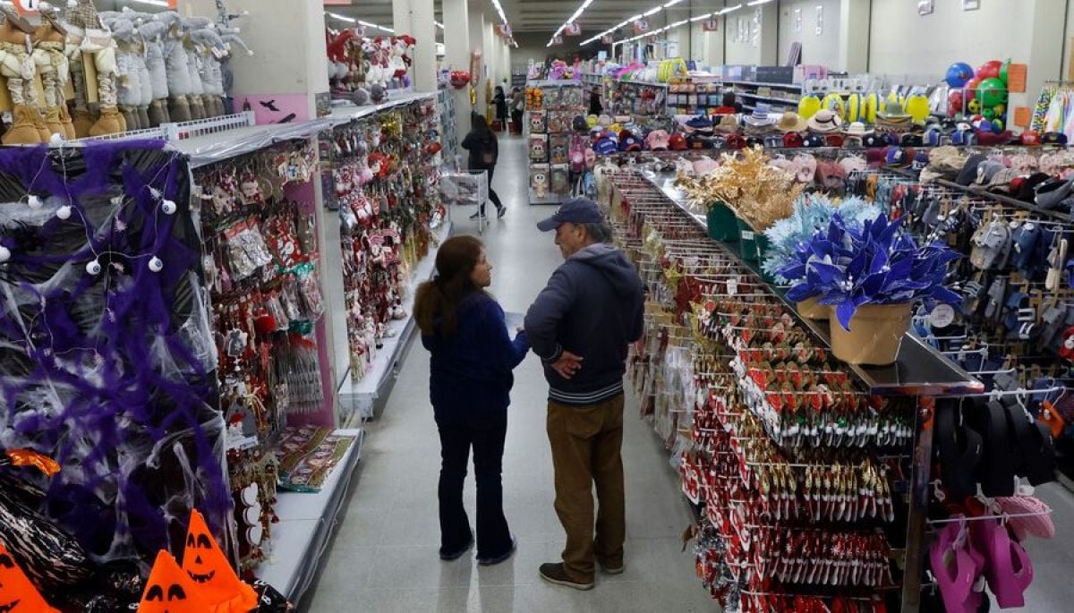 #Economía 
Estudio CNC: el 45% de los mall chinos vende productos falsos o de "procedencia dudosa"
 
Más detalles ⬇