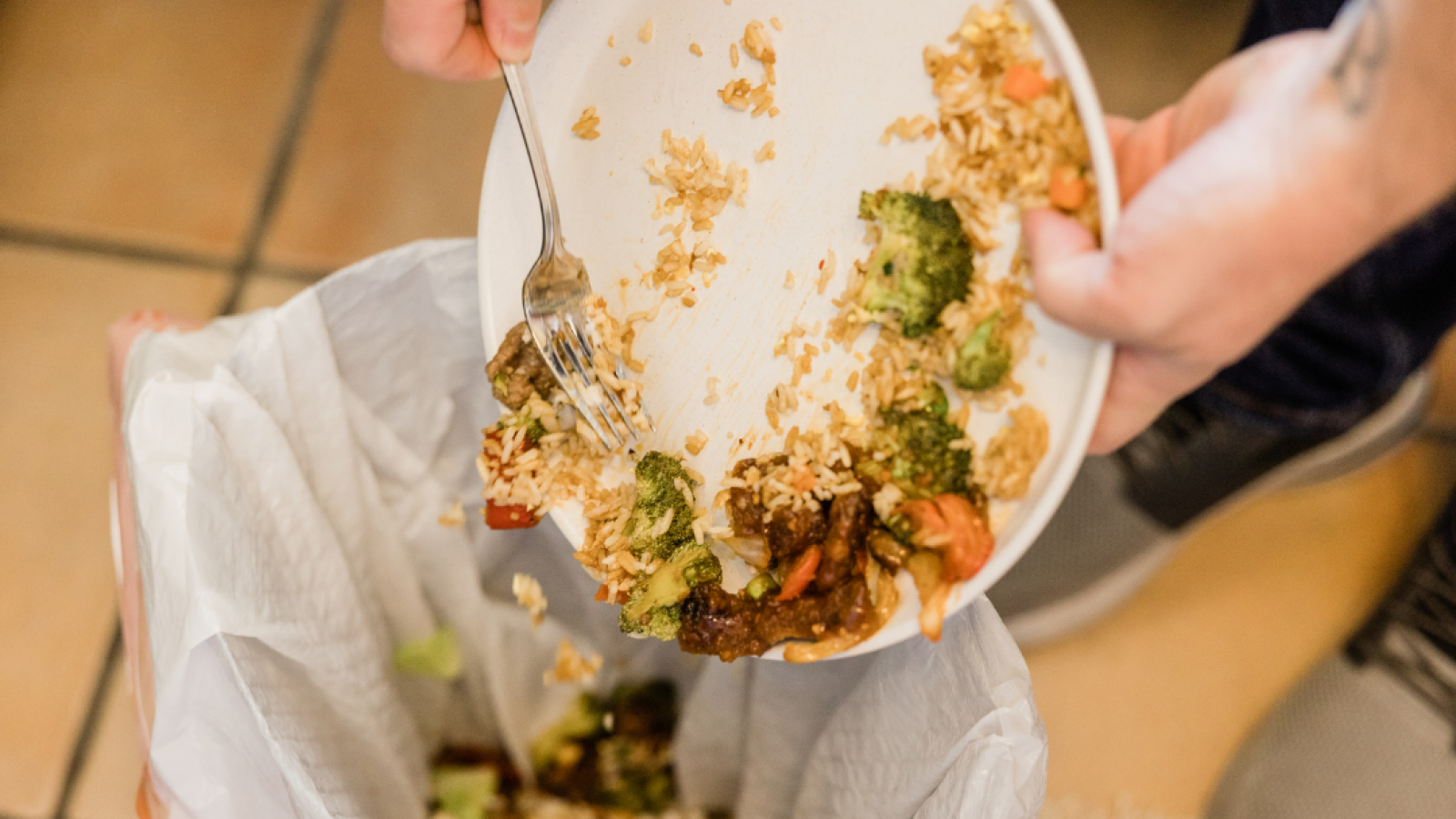 nutricionista revela qué partes de los alimentos nunca deberías tirar