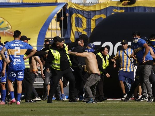 Everton anuncia querella y derecho de admisión por disturbios de hinchas ante la UC