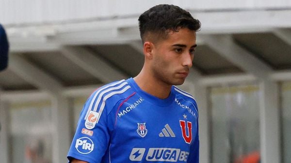 Lucas Assadi lamentándose tras salir de un partido por la Universidad de Chile