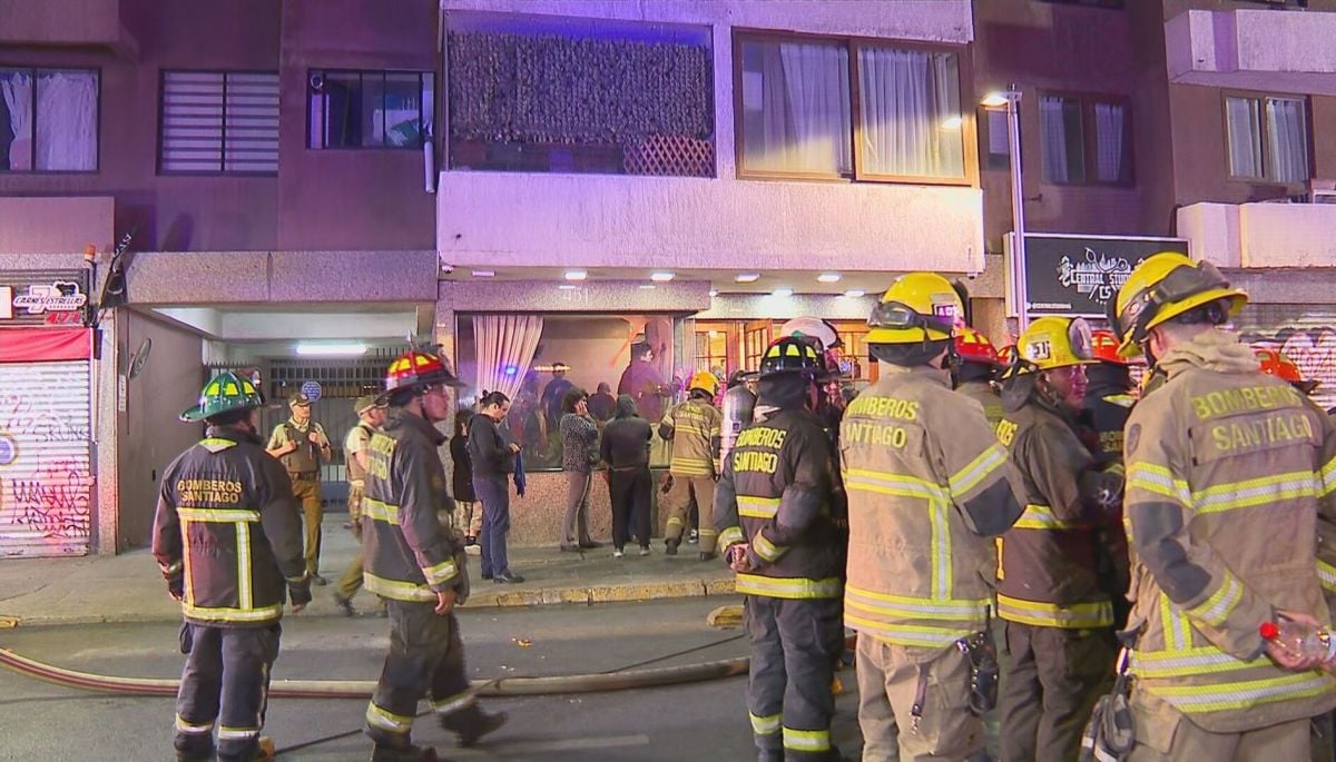 #Nacional 

Incendio en departamento de Santiago Centro terminó con vecinos evacuados y pérdida total del inmueble
    
Más detalles ⬇