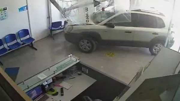 VIDEO conductor adulto mayor incrustado clínica Limache