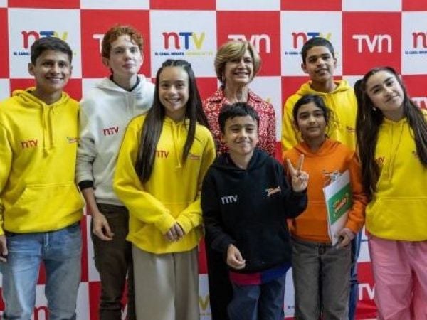 Evelyn Matthei junto a niños de NTV en Vota por la Niñez