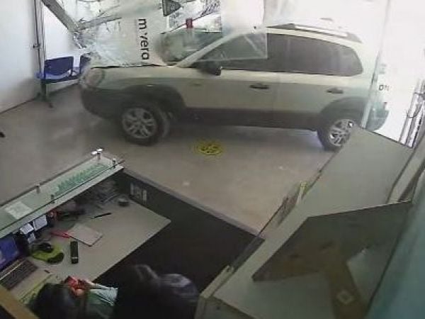 VIDEO conductor adulto mayor incrustado clínica Limache