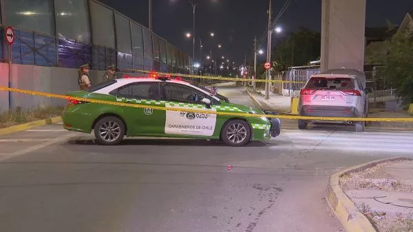 Carabineros junto al auto de los delincuentes en Renca.