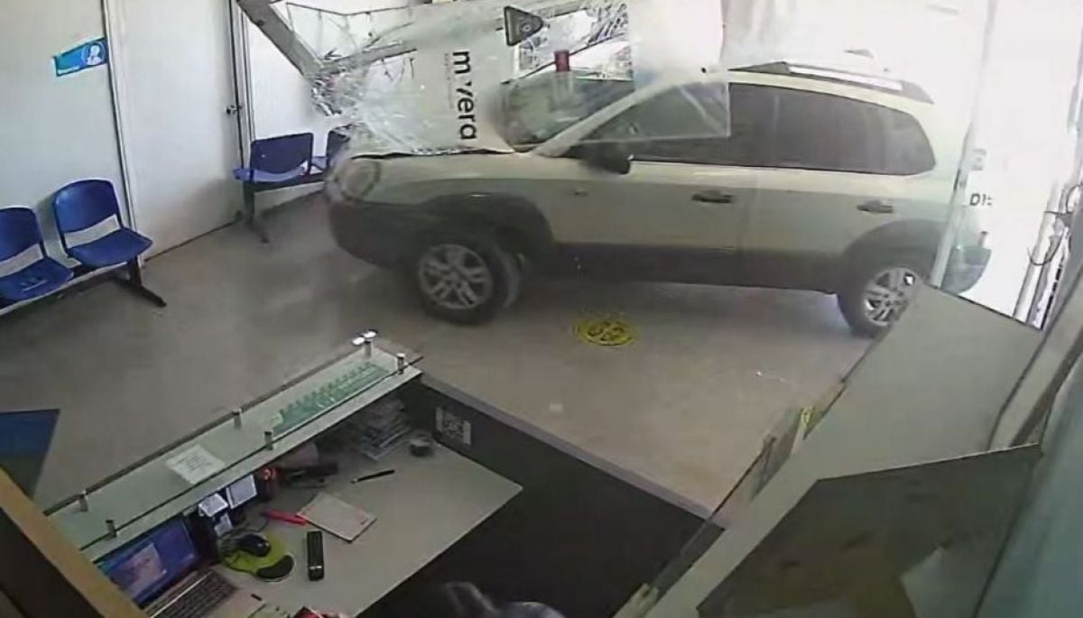 #Regiones 
VIDEO: conductor adulto mayor se equivocó de cambio y terminó incrustado al interior de clínica en Limache 
Más detalles ⬇