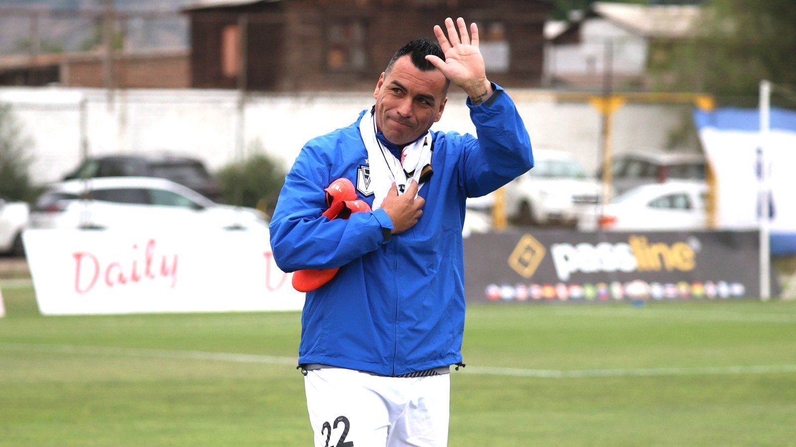 Esteban Paredes con el uniforme de Santiago Morning