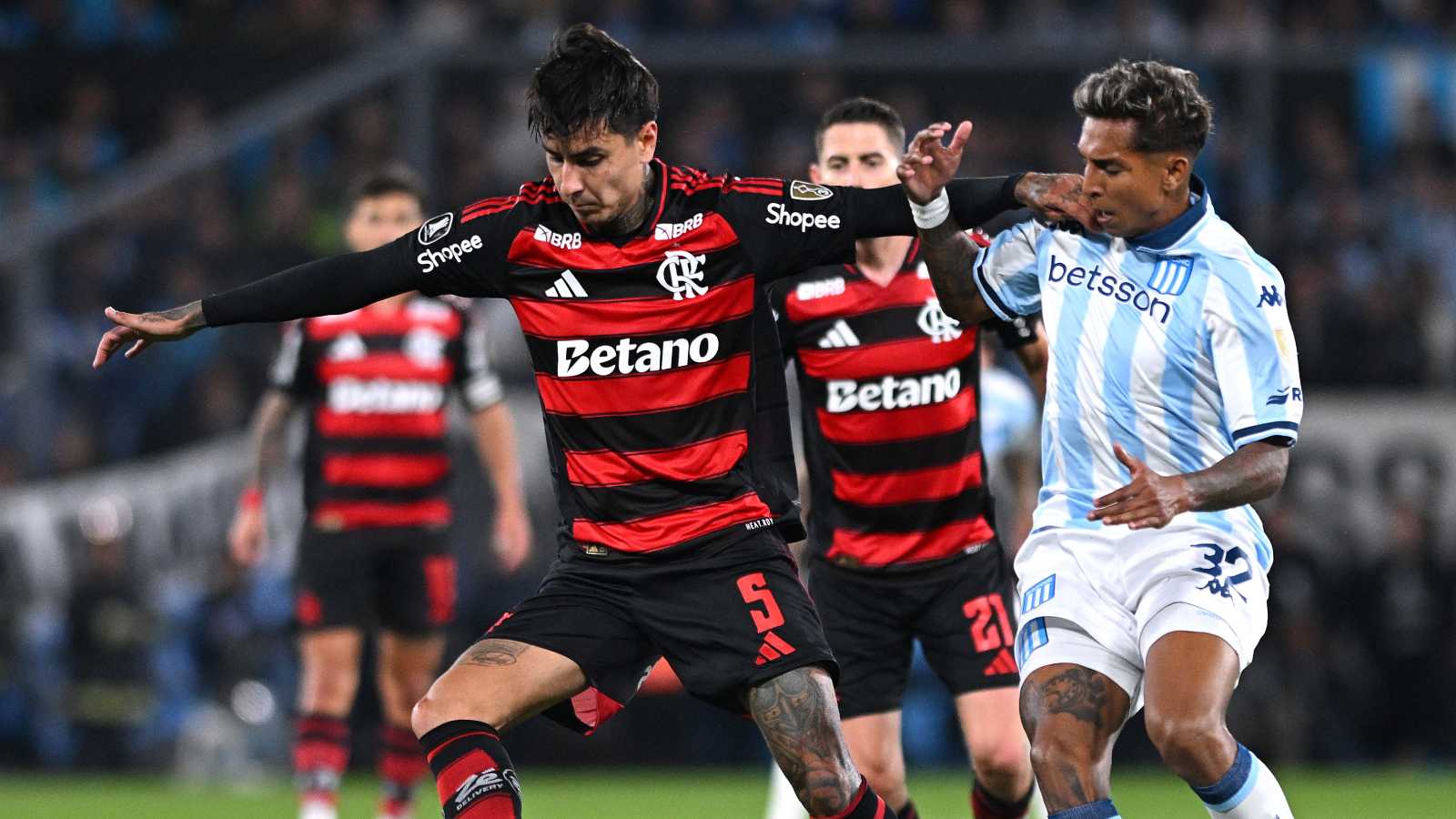 Erick Pulgar jugando frente a Racing Club por Flamengo