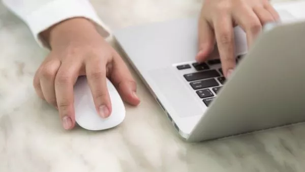Hombre generó 900 fotos pornográficas de menores en Italia