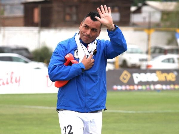 Esteban Paredes con el uniforme de Santiago Morning