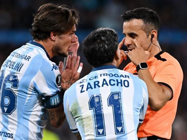Piero Maza arbitrando partido de Racing y Flamengo