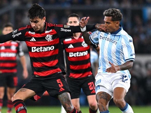 Erick Pulgar jugando frente a Racing Club por Flamengo