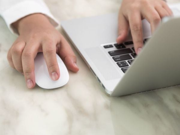 Hombre generó 900 fotos pornográficas de menores en Italia