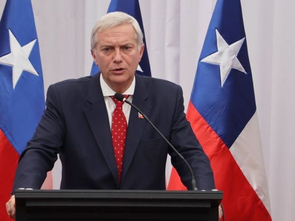 Kast endurece tono contra Boric: 