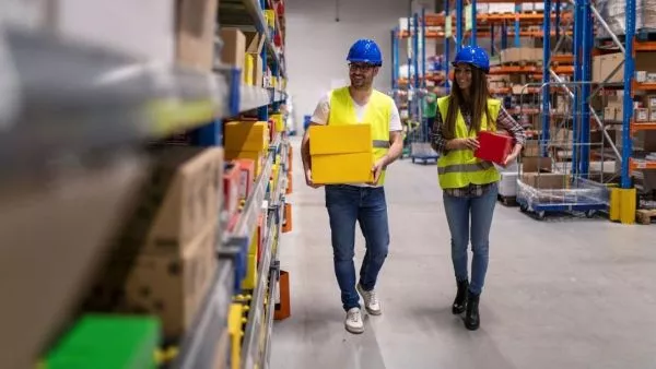 Personas trabajando para el Black Friday 2025