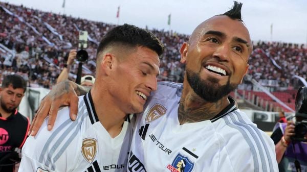 Lucas Cepeda y Arturo Vidal celebrando un gol para Colo Colo