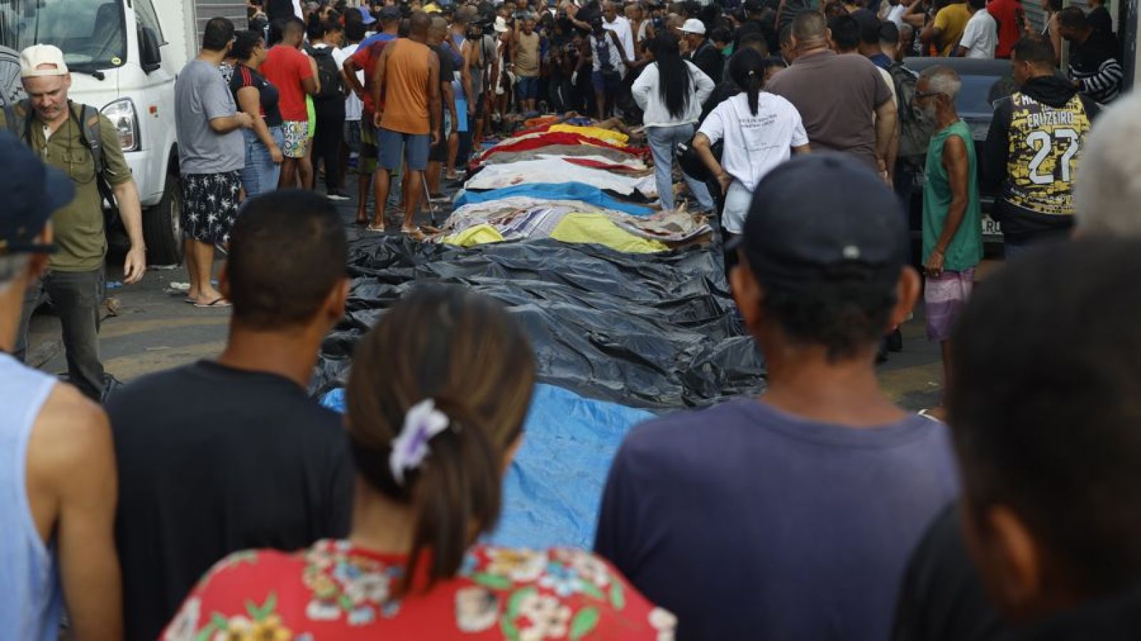 Familias retiran cuerpos de afectados
