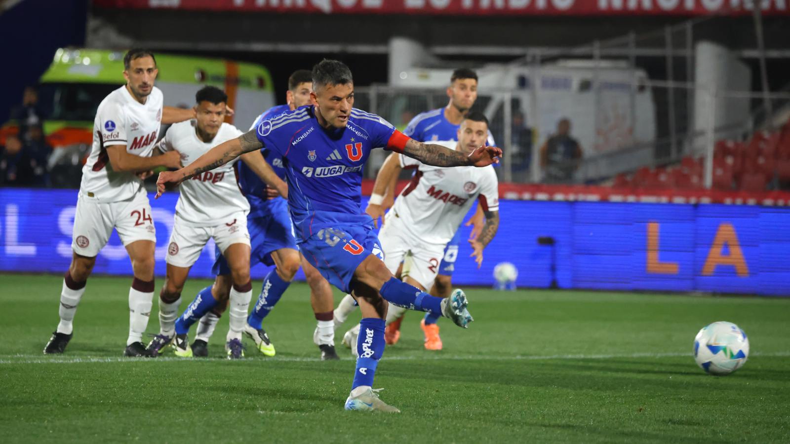 Charles Aránguiz pateando un penal frente a Lanús por la Copa Sudamericana