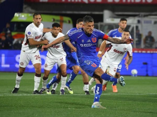 Charles Aránguiz pateando un penal frente a Lanús por la Copa Sudamericana