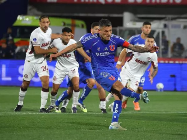Charles Aránguiz pateando un penal frente a Lanús por la Copa Sudamericana