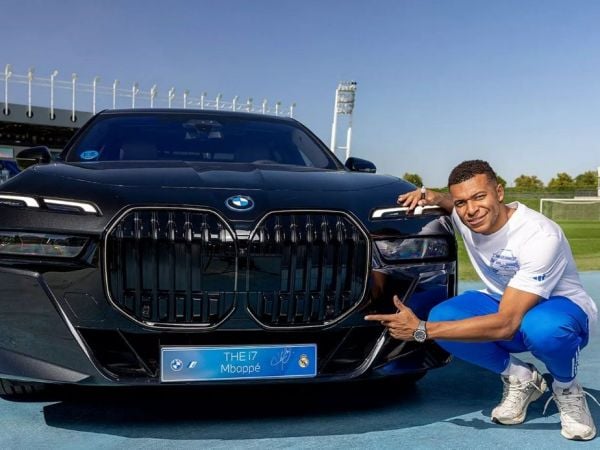 Los planteles masculino y femenino del Real Madrid recibieron nuevos autos de lujo