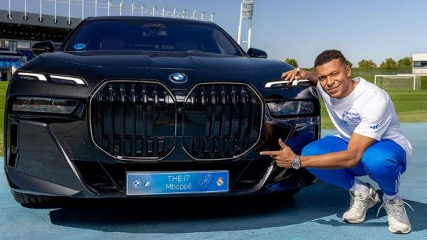Los planteles masculino y femenino del Real Madrid recibieron nuevos autos de lujo