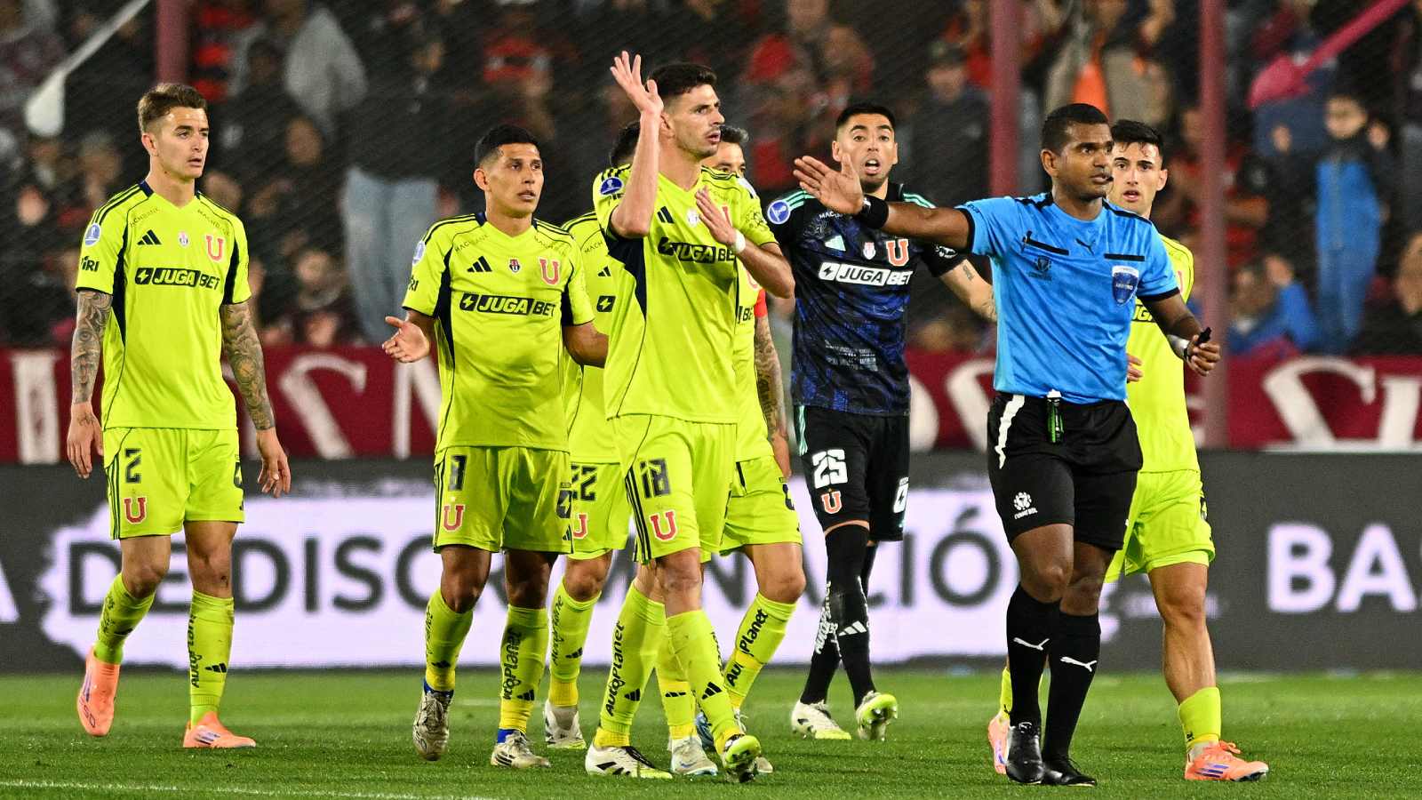 Jugadores de la Universidad de Chile reclamando un cobro de Alexis Herrera