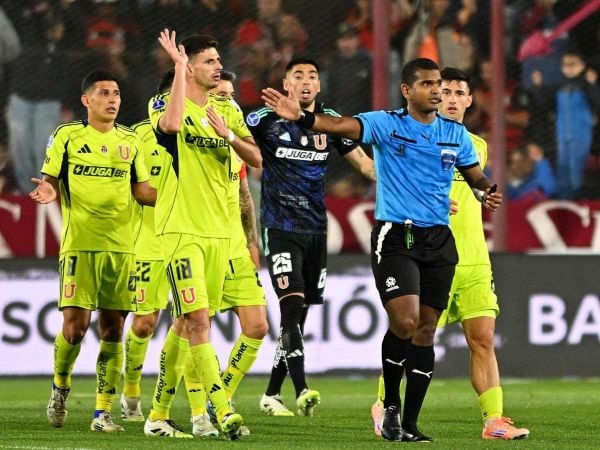 Jugadores de la Universidad de Chile reclamando un cobro de Alexis Herrera