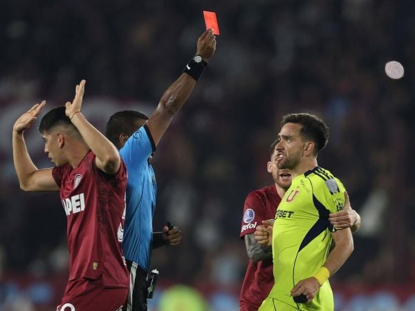 Alexis Herrera expulsando a Matías Zaldivia