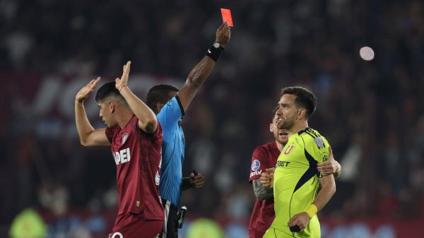 Alexis Herrera expulsando a Matías Zaldivia