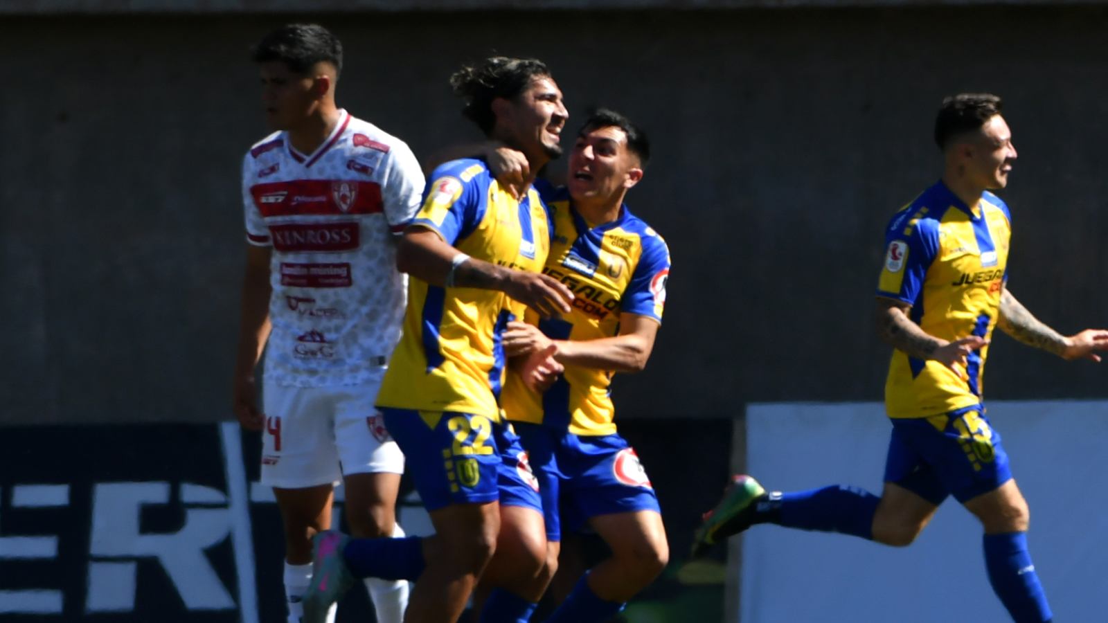Futbolistas de la Universidad de Concepción celebrando un gol