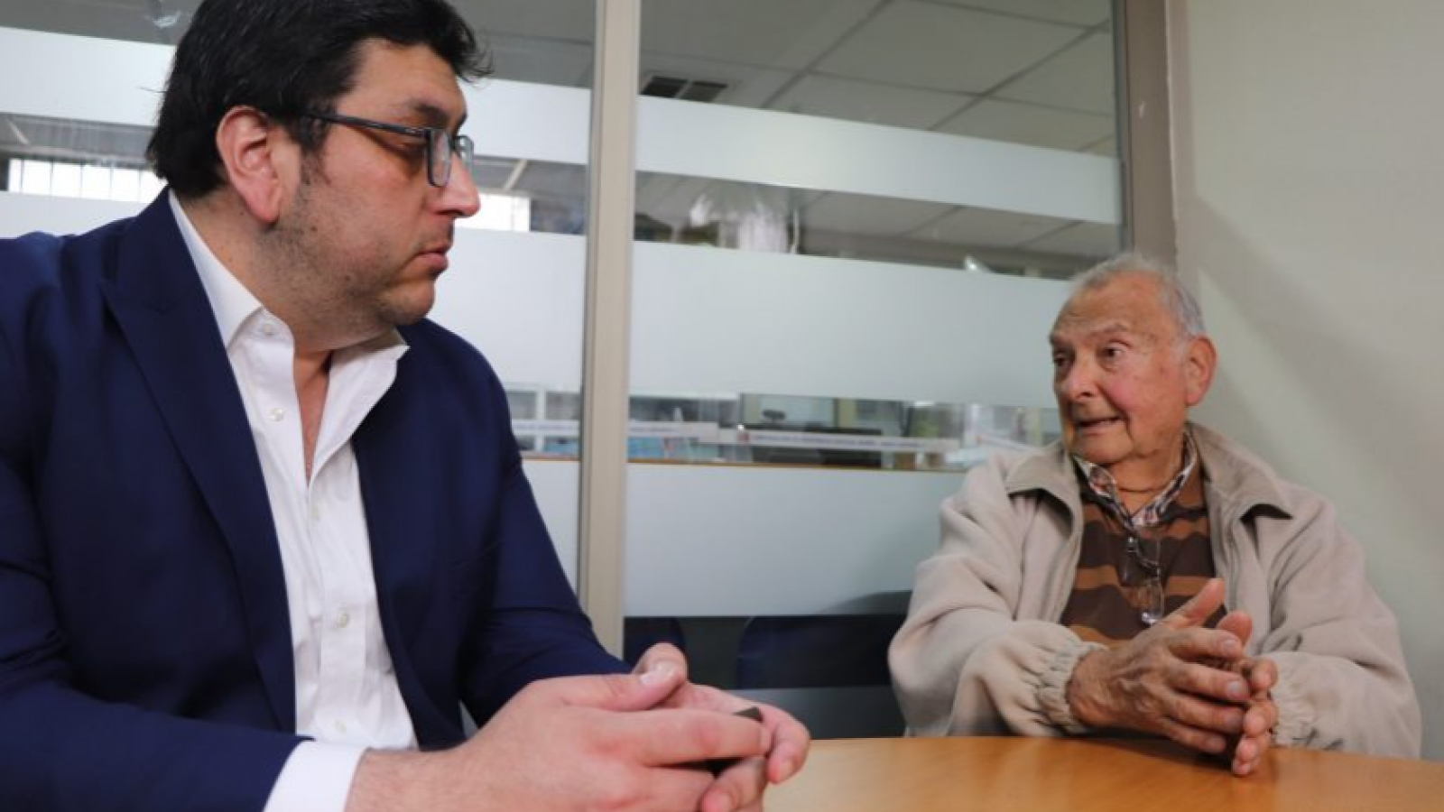 Adulto mayor 3 años sin luz