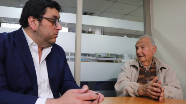 Adulto mayor 3 años sin luz