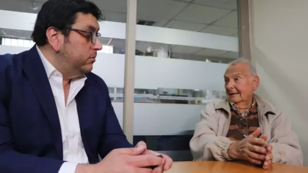 Adulto mayor 3 años sin luz