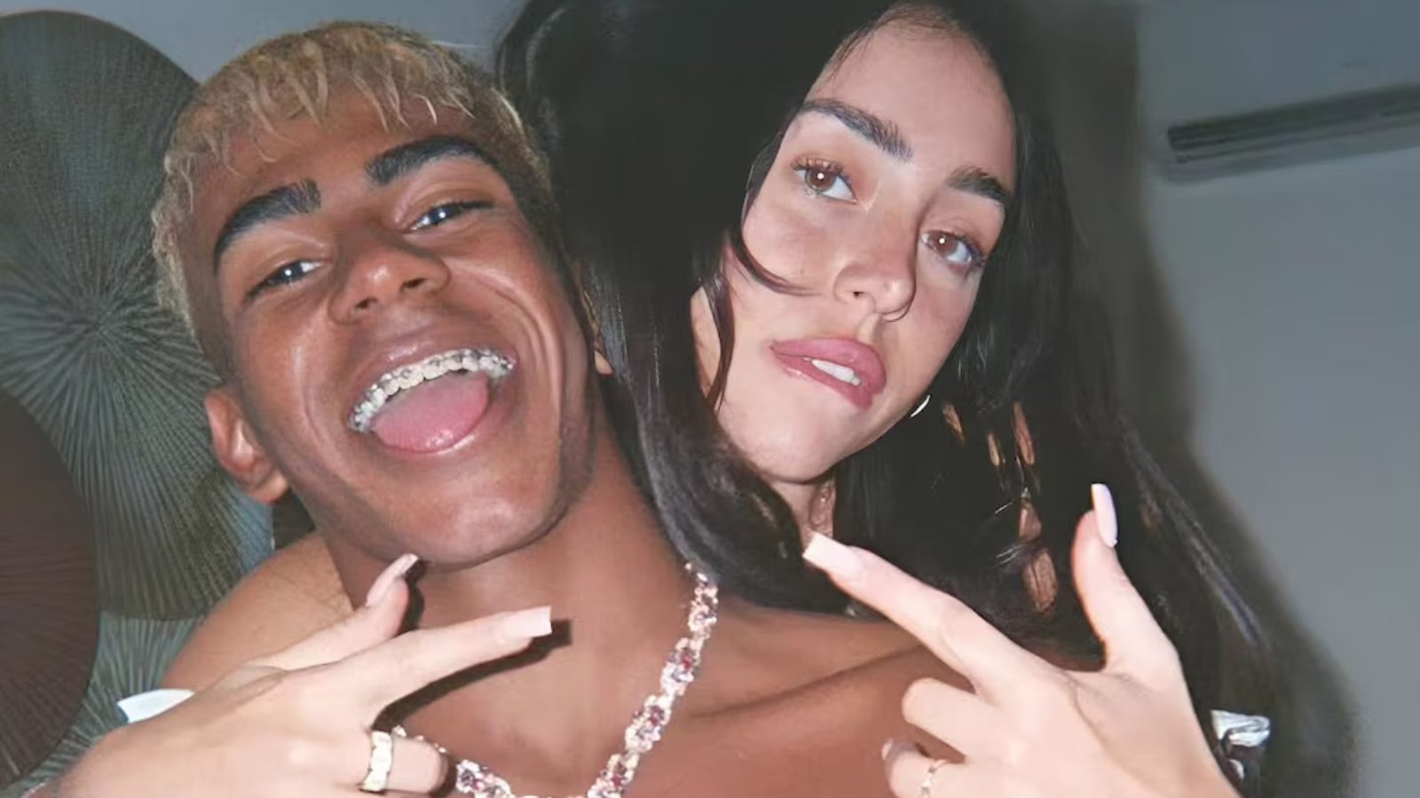 Lamine Yamal posando junto a NIcki Nicole