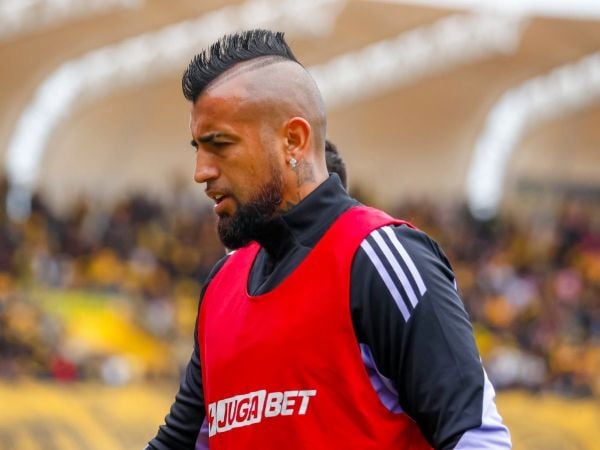 Arturo Vidal en el banco de suplentes de Colo Colo