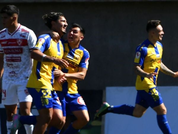 Futbolistas de la Universidad de Concepción celebrando un gol