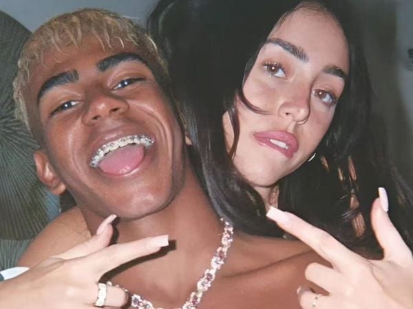 Lamine Yamal posando junto a NIcki Nicole