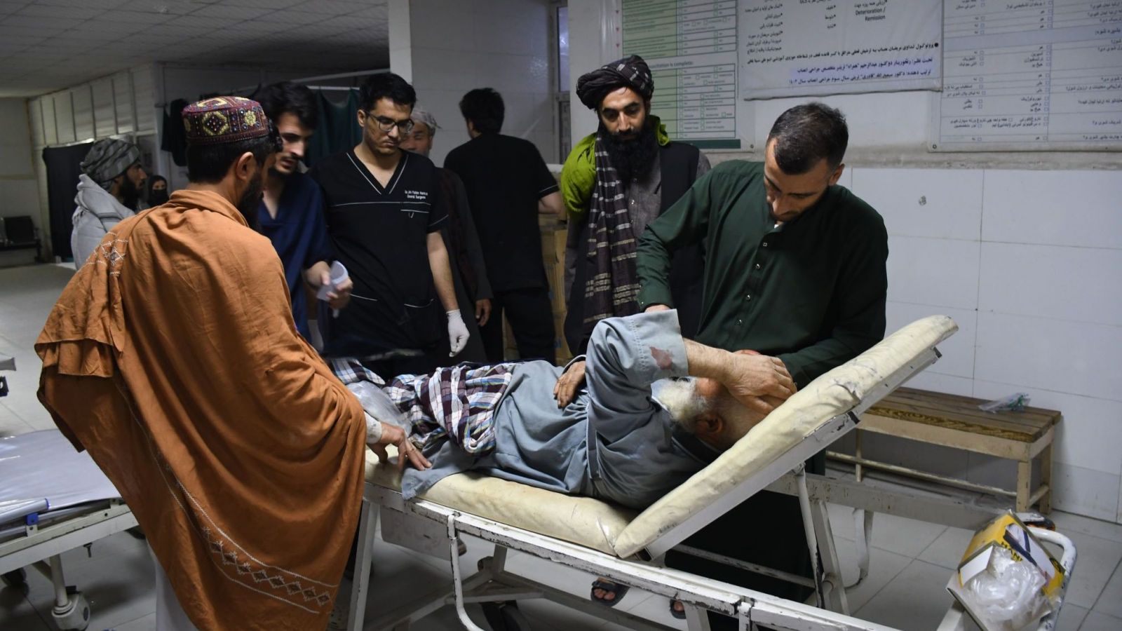 Hombre herido recibe ayuda tras terremoto de Afganistán.